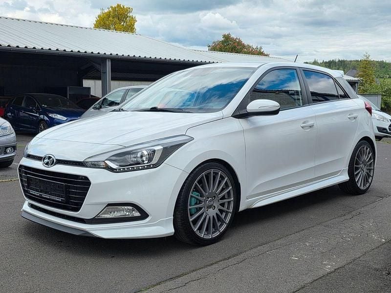 Weiß Gebraucht 2017 Hyundai i20 Sport Limousine | 7.790 € (Fairer Preis) - Bild 1/4