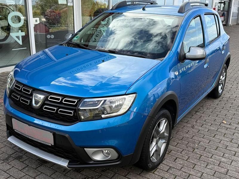 Blau Gebraucht 2017 Dacia Sandero Prestige SUV | 9.490 € - Bild 1/4