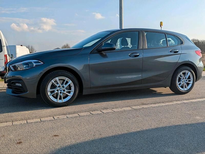 Grau Gebraucht 2020 BMW 118 Advantage Kleinwagen | 18.500 € (Fairer Preis) - Bild 1/4