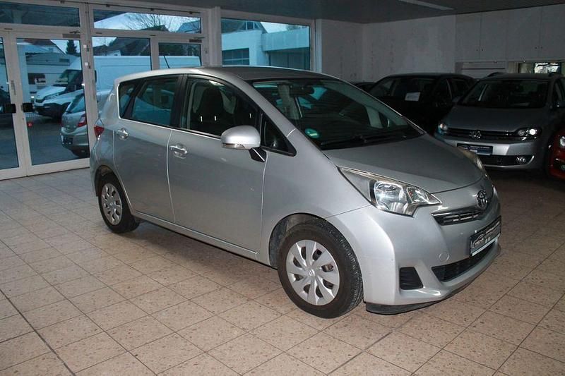 Gebraucht Toyota Verso-S Life 99 PS (72 kW) 2012 Silber Van / Kleinbus