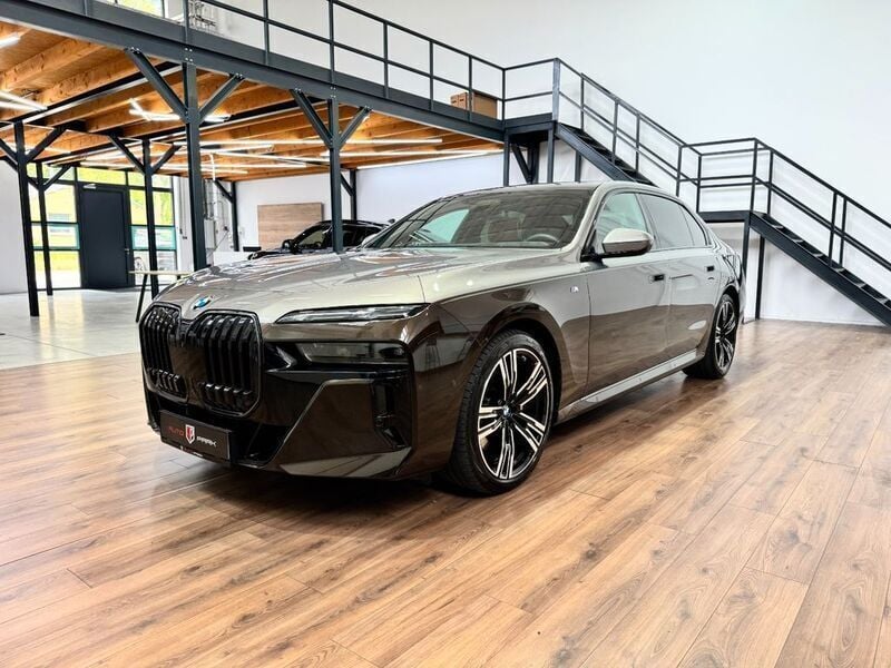 Braun Gebraucht 2023 BMW 740 Executive Limousine | 119.900 € (Fairer Preis) - Bild 1/4