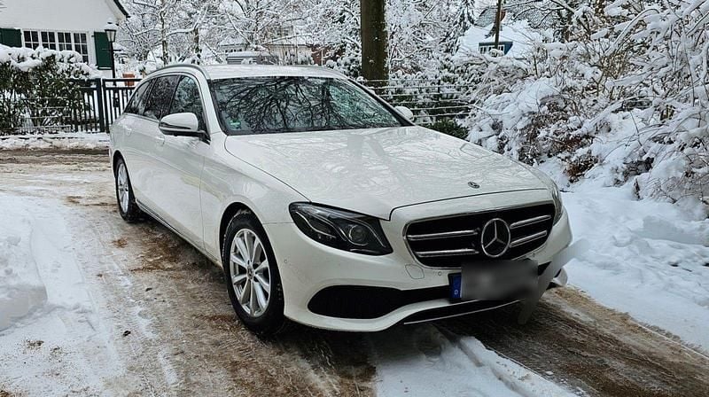 Weiß Gebraucht 2019 Mercedes E220 Kombi | 26.999 € (Fairer Preis) - Bild 1/4