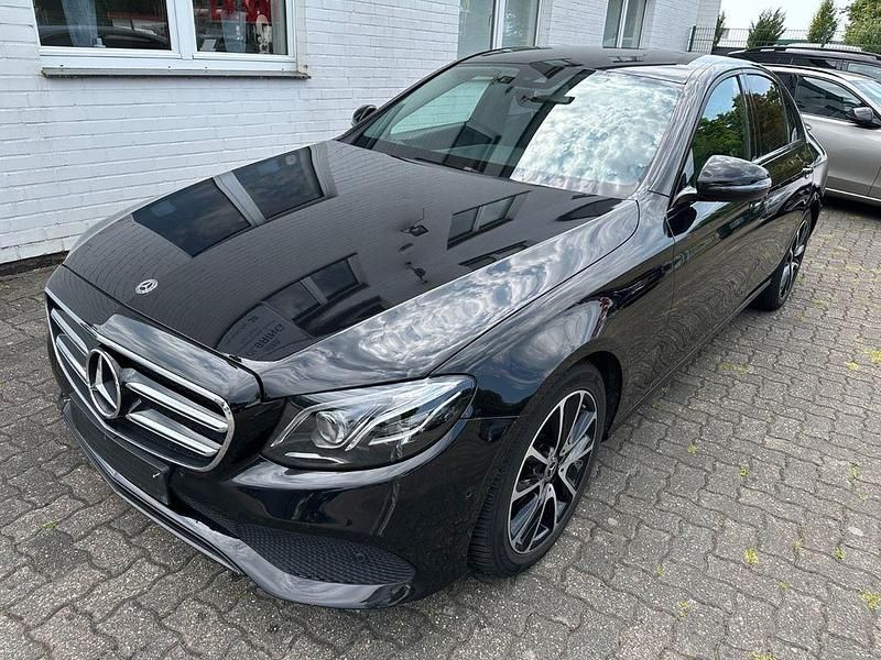 Schwarz Gebraucht 2018 Mercedes E220 Avantgarde Limousine | 21.950 € (Superpreis) - Bild 1/4
