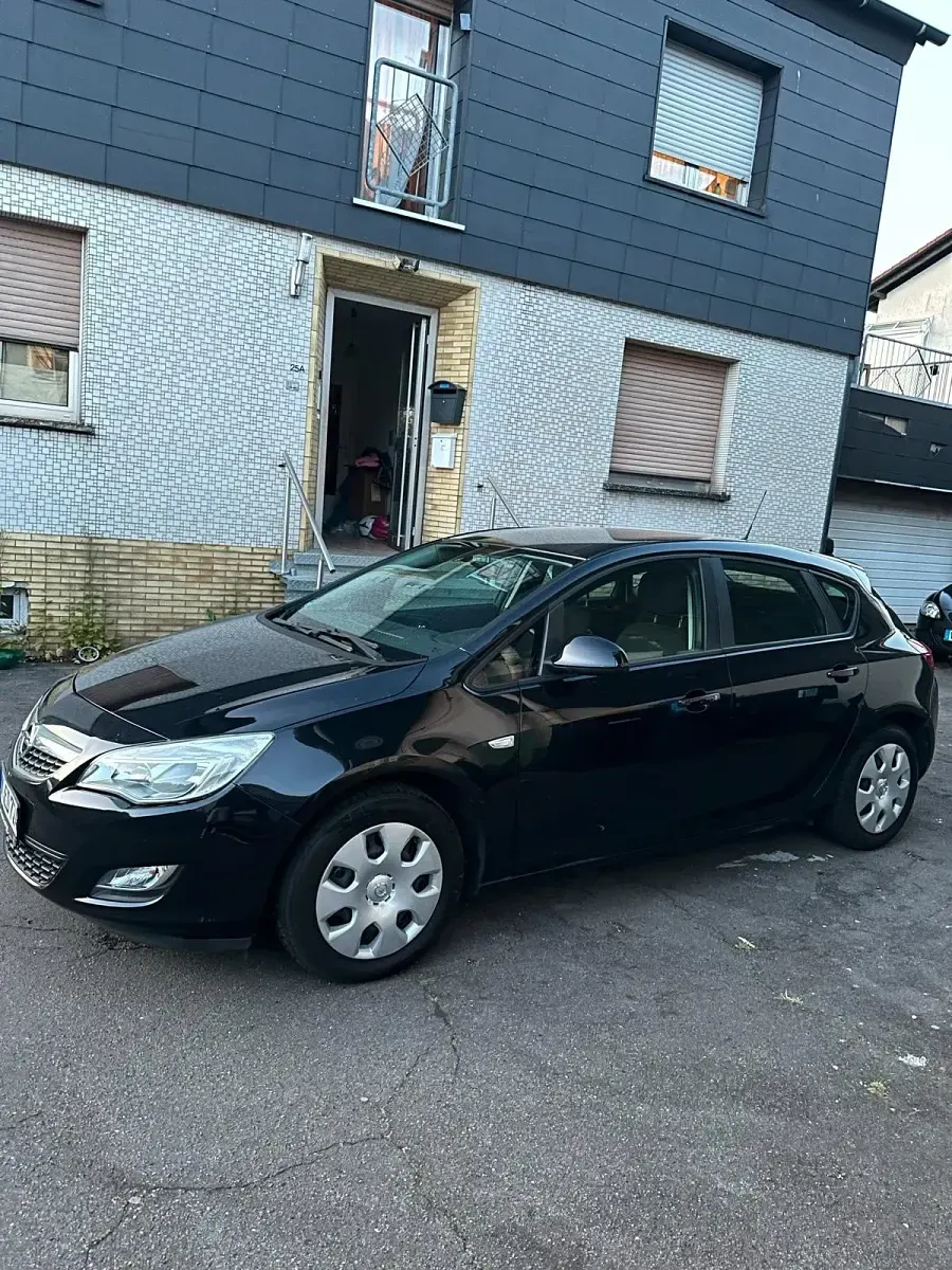 Gebraucht Opel Astra 90 PS (66 kW) 2011 Schwarz Kleinwagen