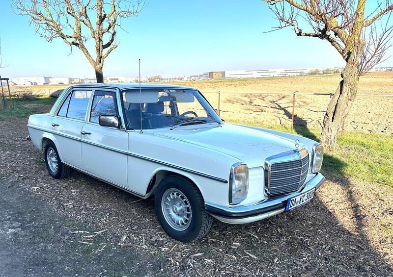 Weiß Gebraucht 1975 Mercedes 200 Limousine | 17.500 € - Bild 1/4