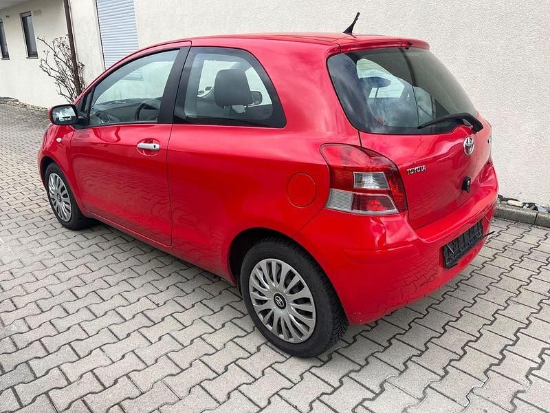 Gebraucht Toyota Yaris Life 99 PS (72 kW) 2010 Rot Kleinwagen