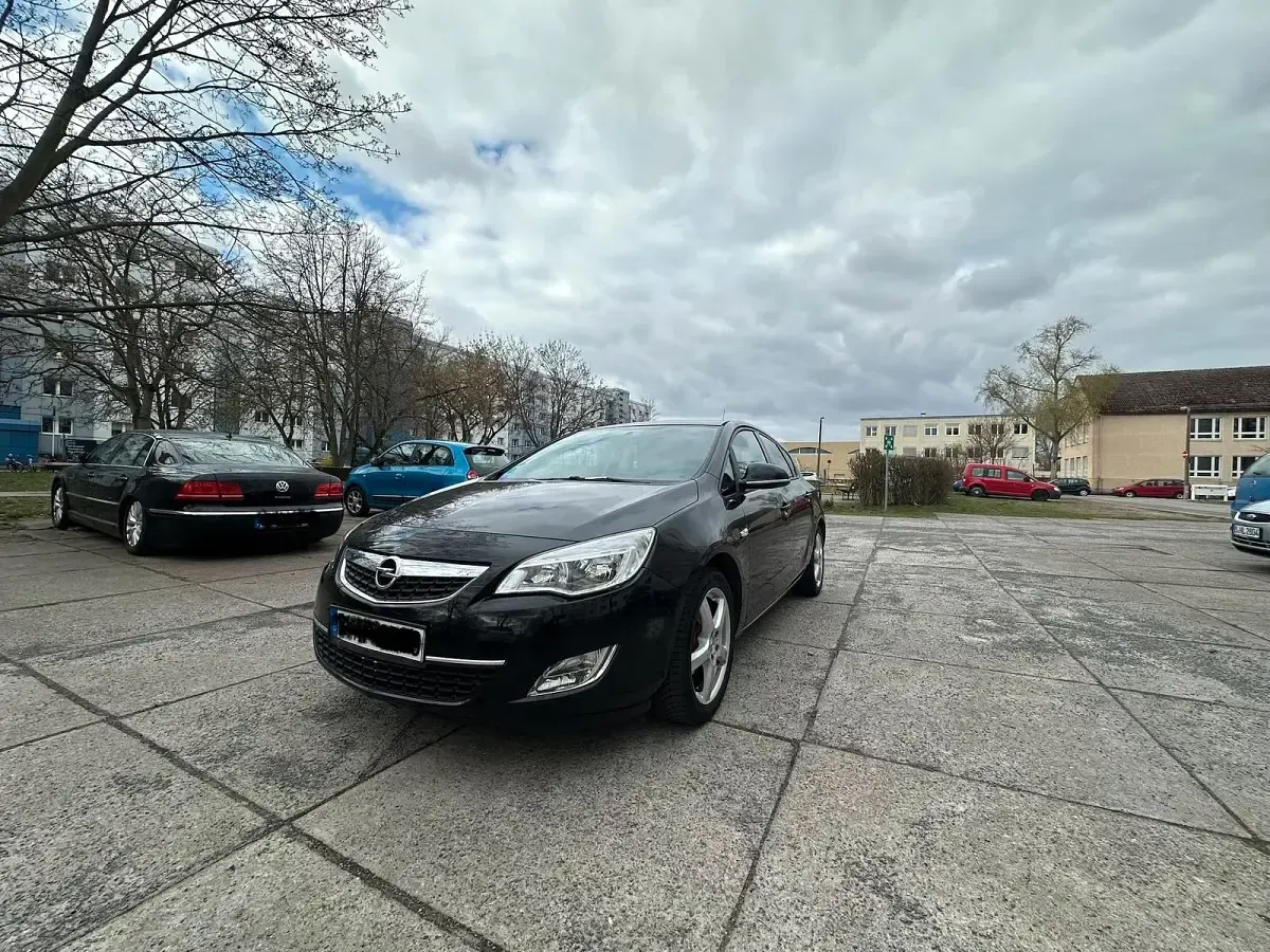 Gebraucht Opel Astra 85 PS (62 kW) 2011 Schwarz Limousine