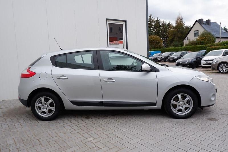 Gebraucht Renault Mégane Authentique 101 PS (74 kW) 2012 Silber Limousine
