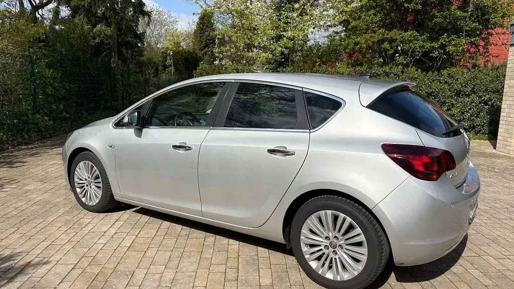 Second-hand Opel Astra 95 CP (69 kW) 2012 Argintiu Berlinǎ