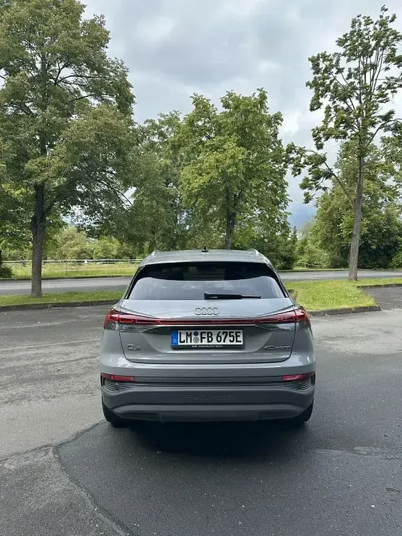 Używany Audi Q4 e-tron 150 kW (204 KM) 2023 Szary SUV