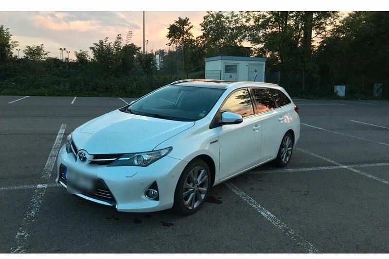 Weiß Gebraucht 2013 Toyota Auris Hybrid Kombi | 10.300 € - Bild 1/3