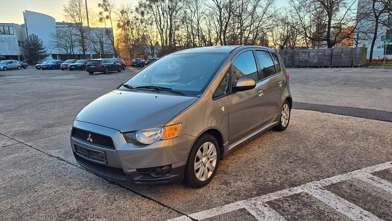 Grau Gebraucht 2012 Mitsubishi Colt Limousine | 4.900 € (Fairer Preis) - Bild 1/4