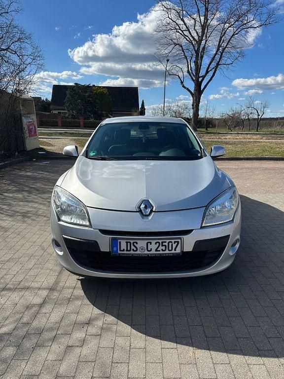 Gebraucht Renault Mégane 131 PS (96 kW) 2011 Silber Limousine