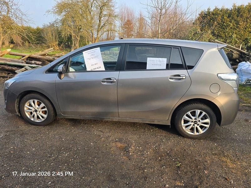 Gebraucht Toyota Verso Edition 111 PS (81 kW) 2015 Grau Van / Kleinbus