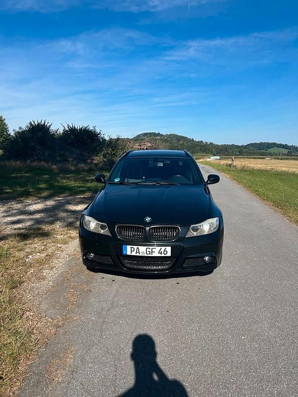 Schwarz Gebraucht 2010 BMW 330 Kombi | 10.000 € - Bild 1/4