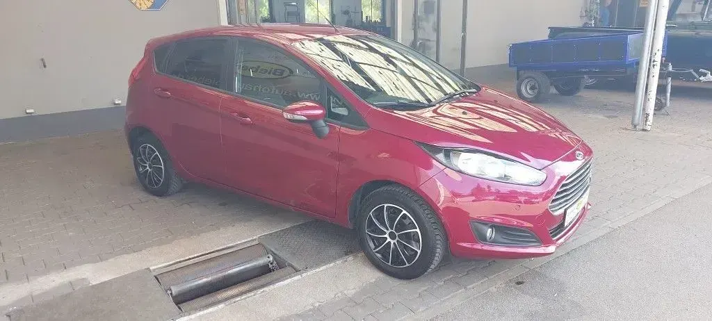 Gebraucht Ford Fiesta Trend 65 PS (47 kW) 2013 Rot Limousine