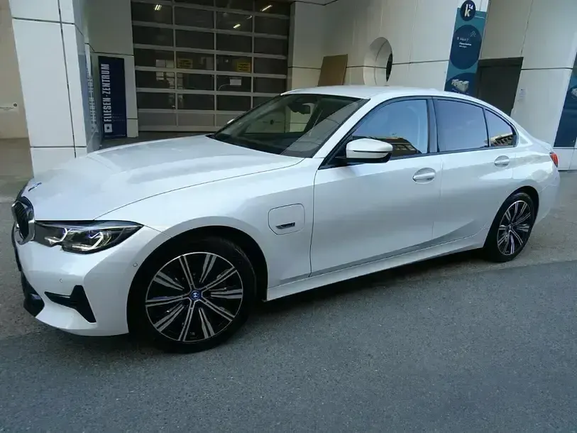 Gebraucht BMW 330e Sport Line 292 PS (214 kW) 2022 Weiß (mineralweiss met) Limousine