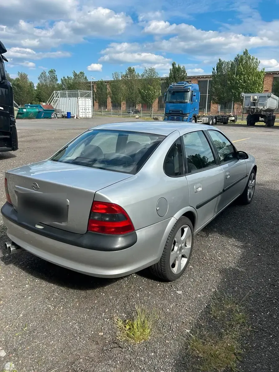 Gebraucht Opel Vectra 136 PS (100 kW) 1997 Silber Limousine