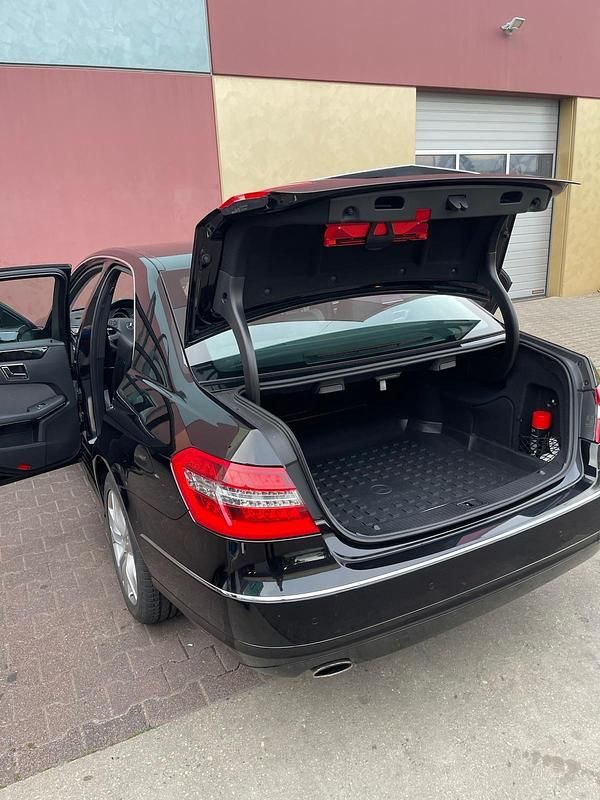 Gebraucht Mercedes E200 184 PS (135 kW) 2010 Schwarz Limousine