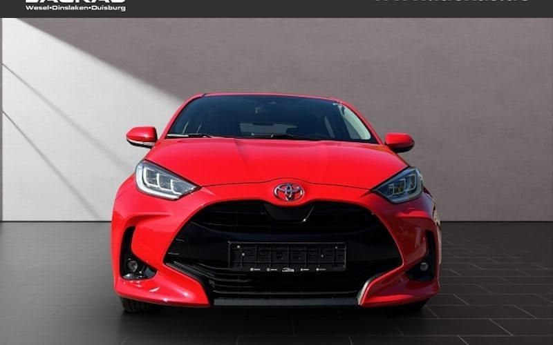 Rot Gebraucht 2022 Toyota Yaris Team Limousine | 13.990 € (Fairer Preis) - Bild 1/4