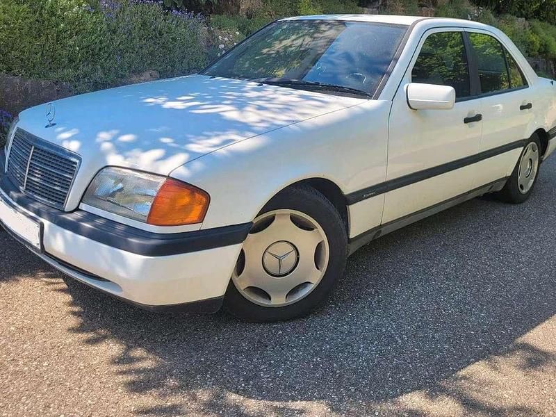 Weiß Gebraucht 1994 Mercedes C180 Limousine | 1.600 € - Bild 1/4