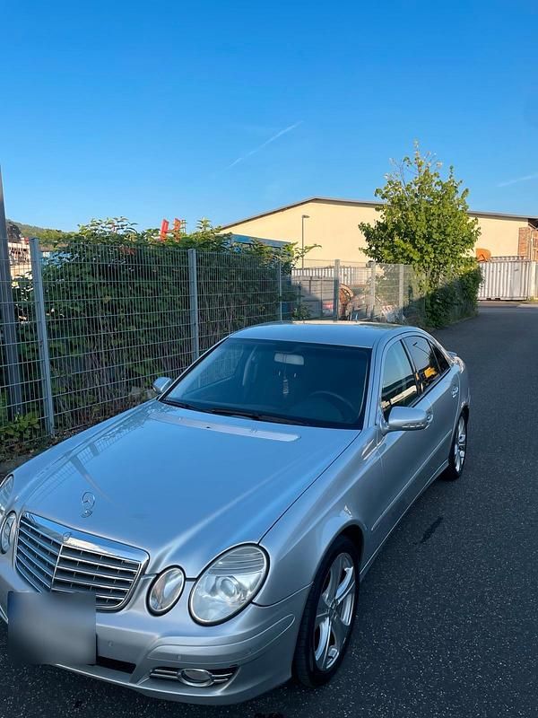 Gebraucht Mercedes E220 170 PS (125 kW) 2007 Silber Limousine