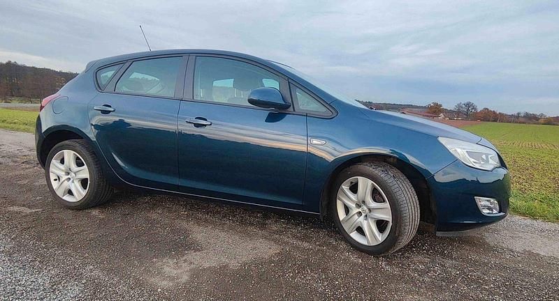 Gebraucht Opel Astra Edition 116 PS (85 kW) 2011 Blau Limousine