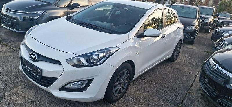 Weiß Gebraucht 2013 Hyundai i30 Classic Limousine | 4.650 € (Guter Preis) - Bild 1/4