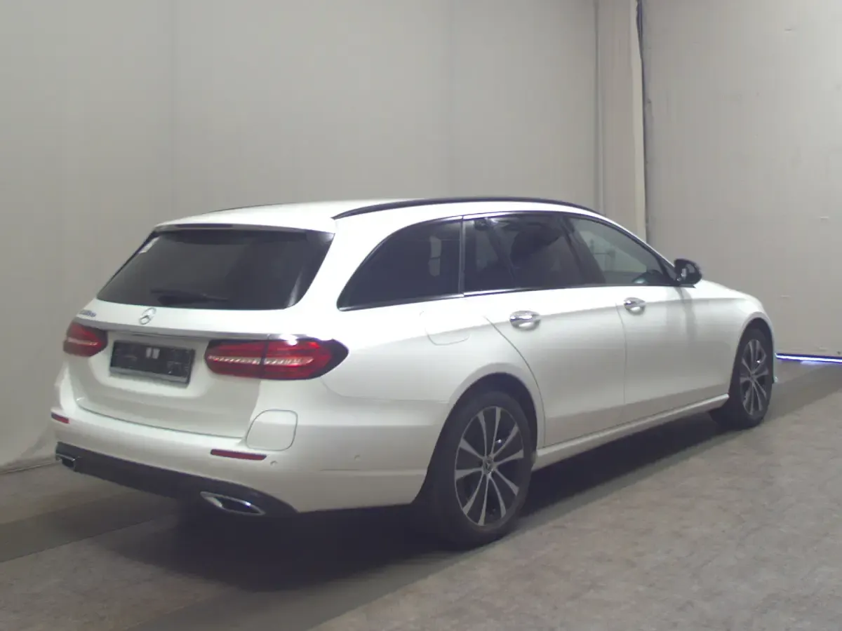 Gebraucht Mercedes E300 Avantgarde 306 PS (225 kW) 2022 Weiss Limousine