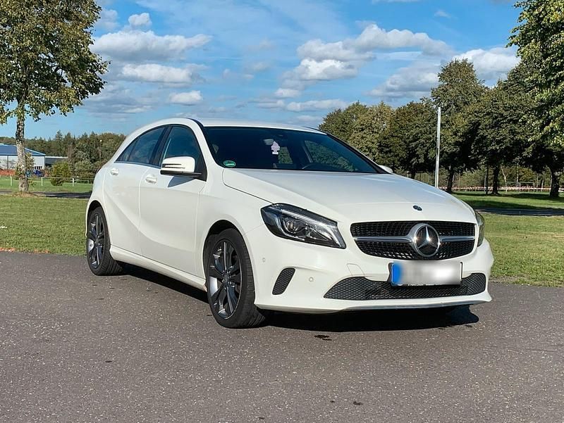 Weiß Gebraucht 2017 Mercedes A180 Limousine | 13.999 € (Etwas zu teuer) - Bild 1/4