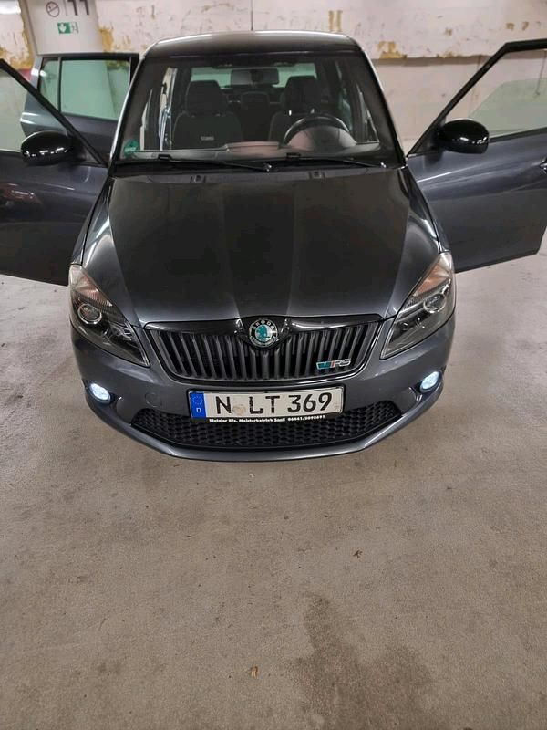 Grau Gebraucht 2011 Skoda Fabia Limousine | 6.350 € (Fairer Preis) - Bild 1/4
