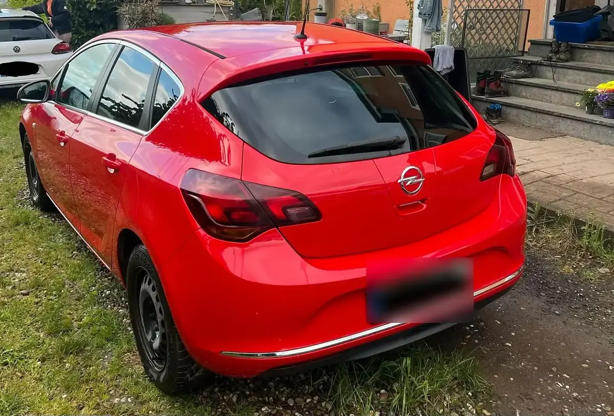Gebraucht Opel Astra 130 PS (95 kW) 2012 Rot Kleinwagen