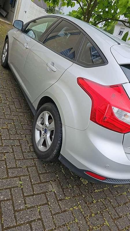 Gebraucht Ford Focus 101 PS (74 kW) 2014 Silber Limousine