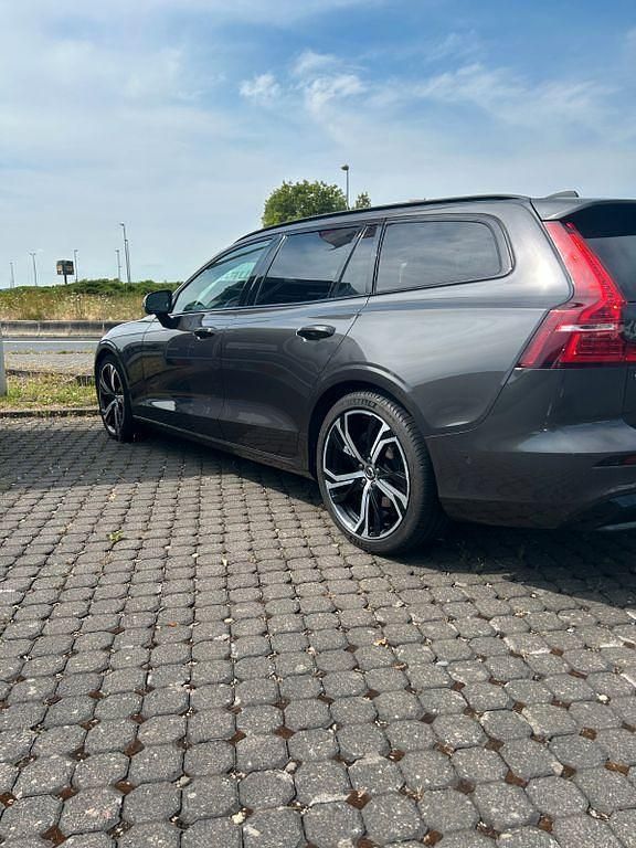 Grau Gebraucht 2022 Volvo V60 Plus Kombi | 39.000 € - Bild 1/4