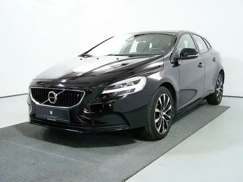 Gebraucht Volvo V40 Momentum 152 PS (111 kW) 2018 Onyx black (metallic) Kombi