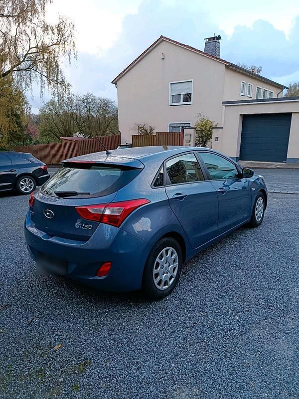 Gebraucht Hyundai i30 90 PS (66 kW) 2013 Blau Kleinwagen