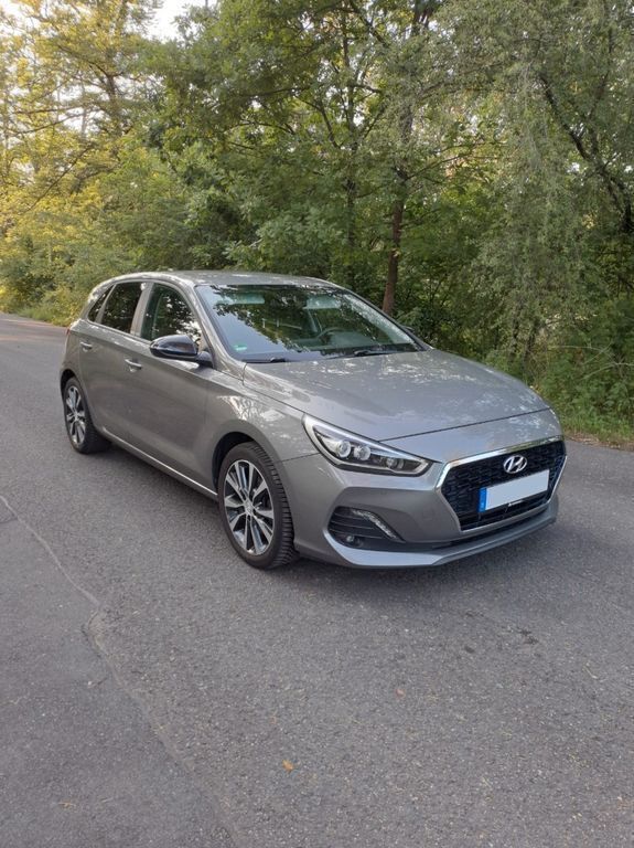 Grau Gebraucht 2020 Hyundai i30 YES! Limousine | 14.500 € (Guter Preis) - Bild 1/4