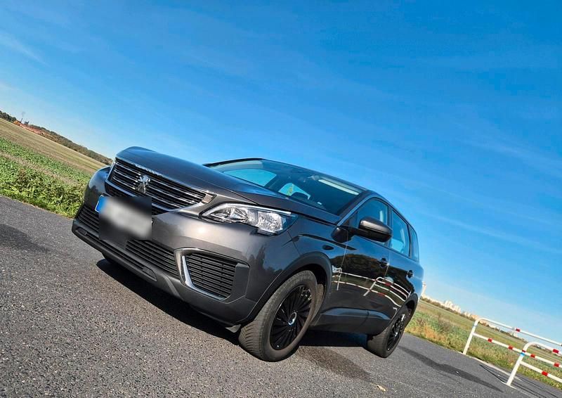 Grau Gebraucht 2018 Peugeot 5008 Van / Kleinbus | 12.000 € (Superpreis) - Bild 1/4