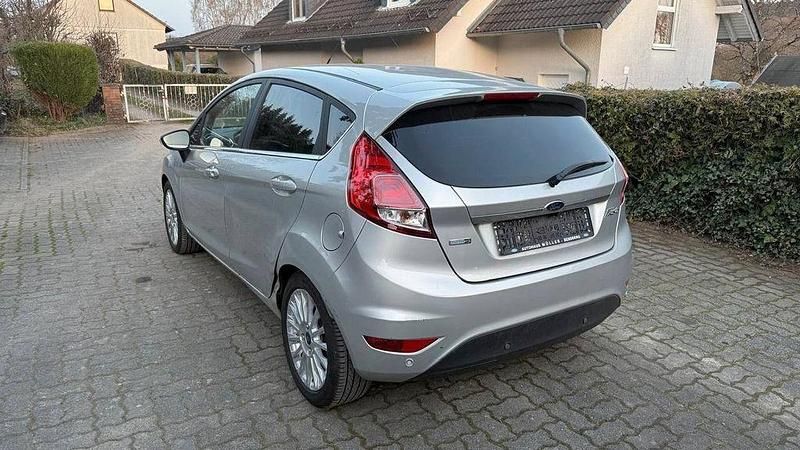 Gebraucht Ford Fiesta Titanium 101 PS (74 kW) 2013 Silber Kleinwagen