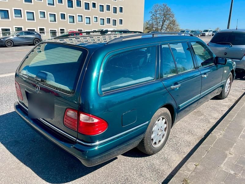 Gebraucht Mercedes E200 136 PS (100 kW) 1997 Grün Kombi