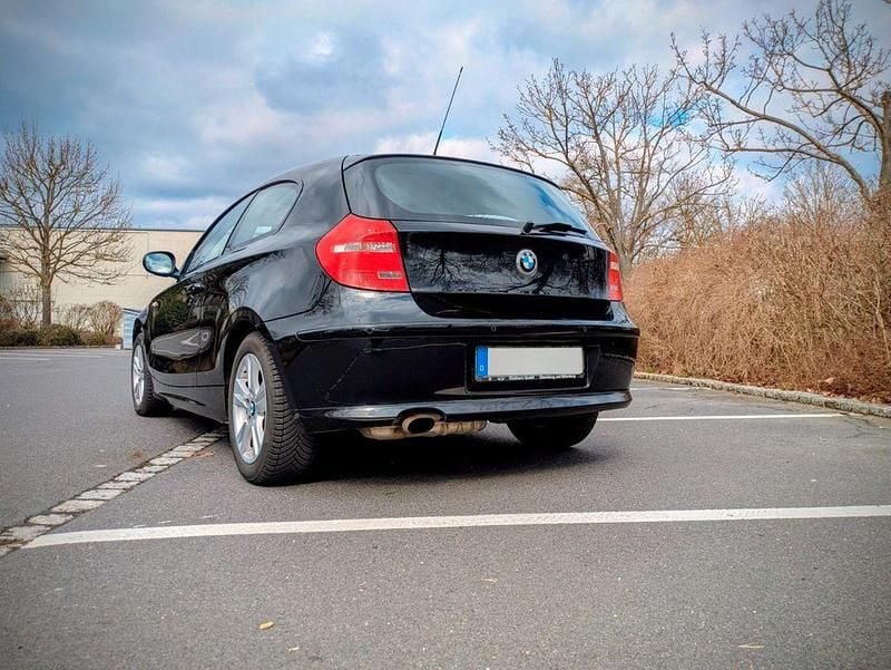 Gebraucht BMW 116 122 PS (89 kW) 2011 Schwarz Kleinwagen