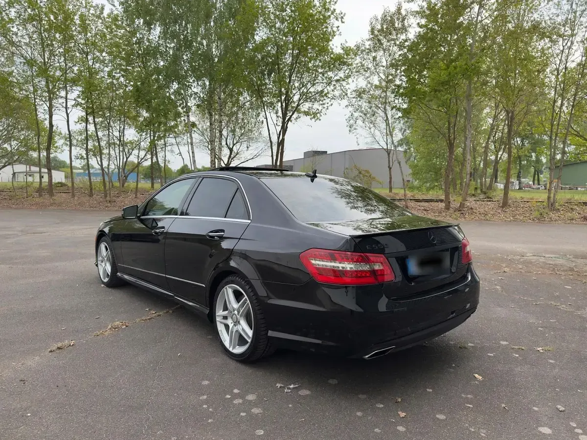 Używany Mercedes E500 AMG 388 KM (285 kW) 2011 Czarny Sedan/Limuzyna