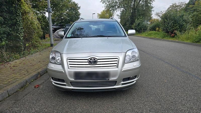 Grau Gebraucht 2006 Toyota Avensis Kombi | 2.999 € (Fairer Preis) - Bild 1/4
