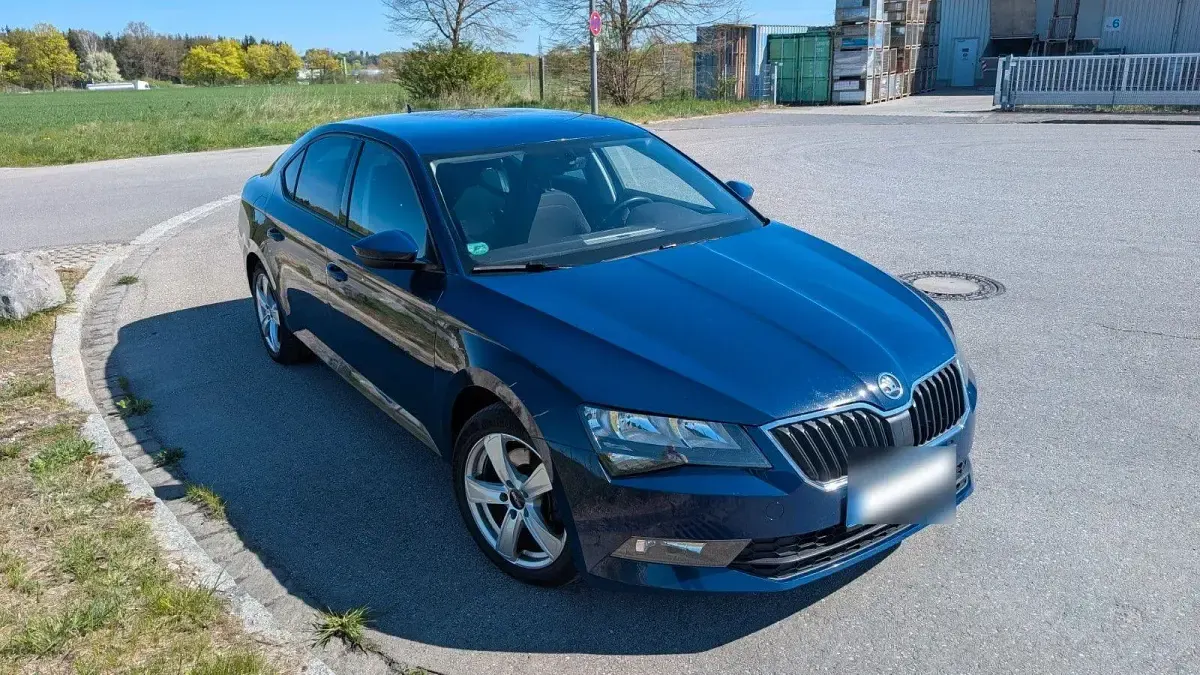 Gebraucht Skoda Superb Active 190 PS (139 kW) 2016 Blau Limousine