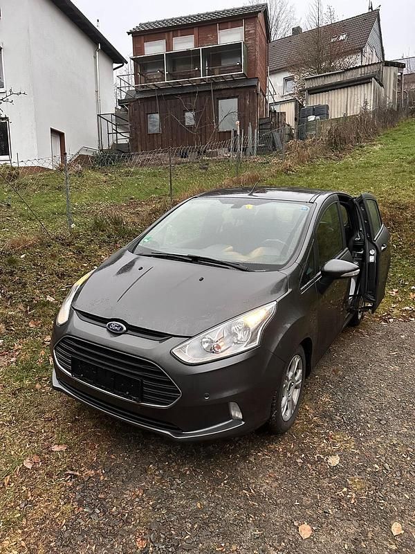 Grau Gebraucht 2017 Ford Focus Limousine | 6.900 € (Superpreis) - Bild 1/4