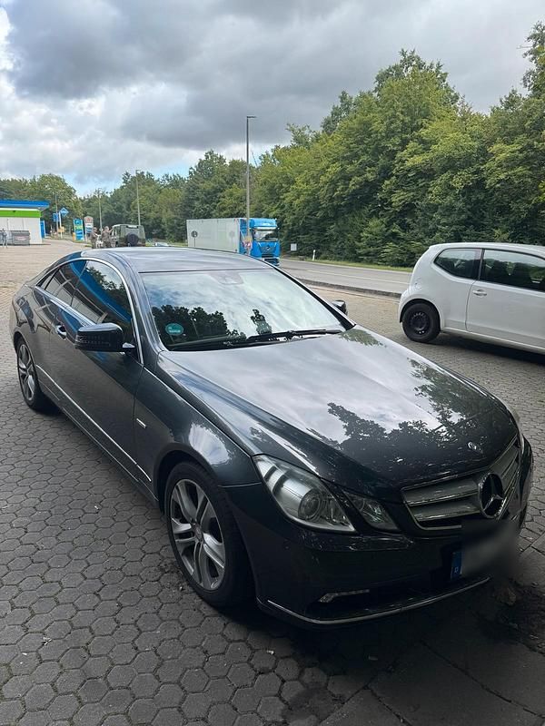 Grau Gebraucht 2010 Mercedes E250 Coupé | 8.200 € (Guter Preis) - Bild 1/4