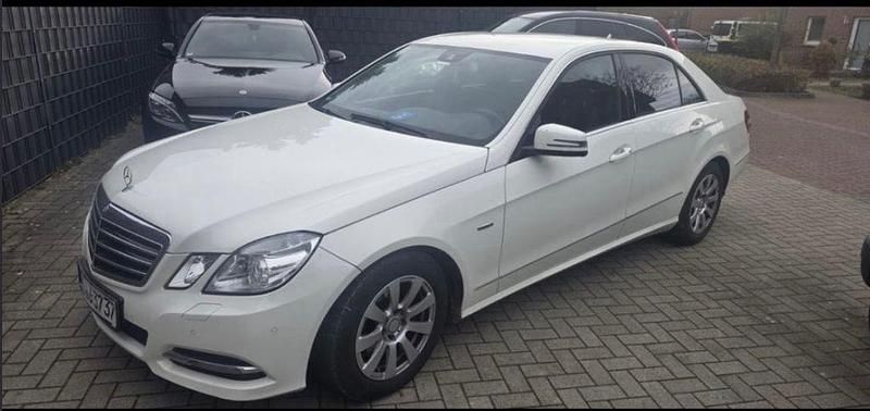Weiß Gebraucht 2011 Mercedes E250 Limousine | 10.900 € (Fairer Preis) - Bild 1/4