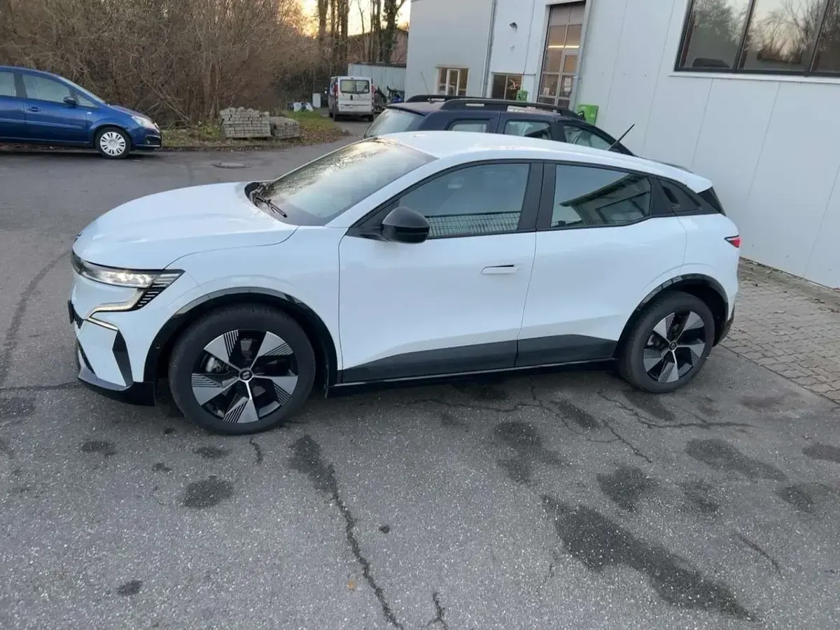 Używany Renault Megane E-Tech Equilibre 96 kW (131 KM) 2022 Biały Sedan/Limuzyna