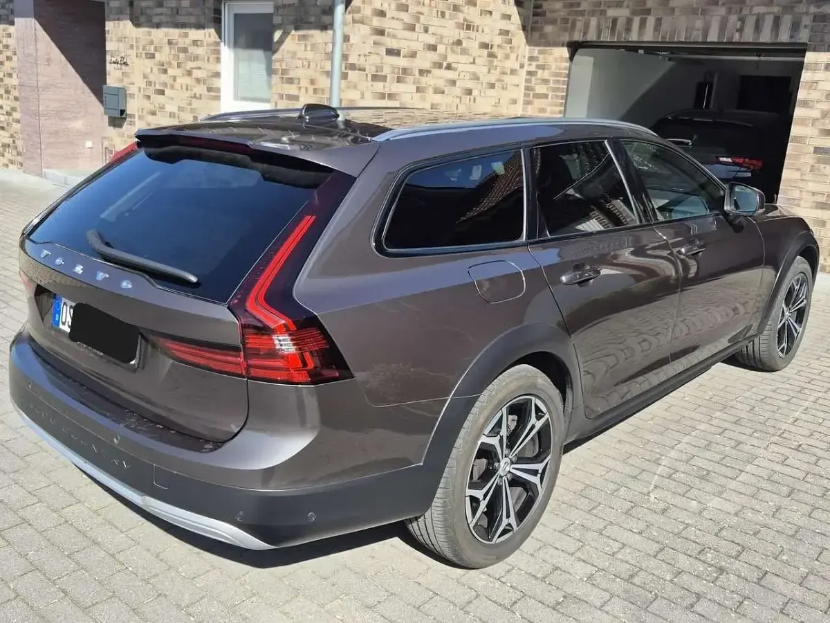 Używany Volvo V90 CC Plus 197 KM (144 kW) 2022 Szary Kombi