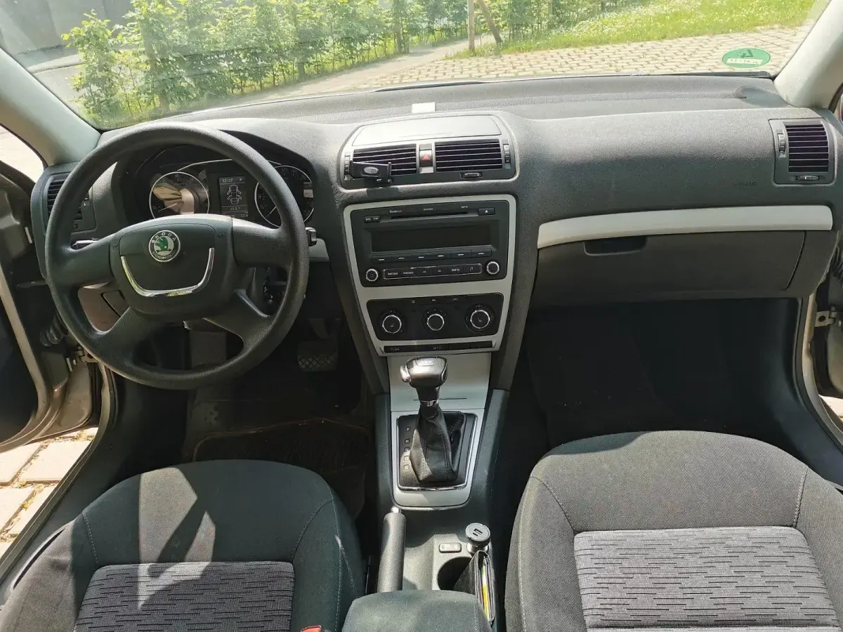 Używany Skoda Octavia Ambiente 105 KM (77 kW) 2011 Beżowy Sedan/Limuzyna
